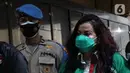 Jennifer Jill dibawa oleh petugas untuk dihadirkan dalam rilis kasus Narkoba di Polda Metro Jaya, Jakarta, Jumat (19/02/2021). Jennifer Jill ditangkap Satresnarkoba Polres Metro Jakbar atas kasus kepemilikan sabu-sabu pada Selasa (16/2) di kediamannya kawasan Ancol. (Liputan6.com/Herman Zakharia)