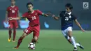 Pemain tengah Timnas Indonesia, Fadhil Sausu (kiri) berebut bola dengan pemain Kamboja, Sos Suhana pada laga persahabatan di Stadion Patriot Candrabhaga, Bekasi, Rabu (4/10). Timnas Indonesia menang 3-1. (Liputan6.com/Helmi Fithriansyah)