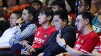 Pelatih Timnas Indonesia, Shin Tae-yong dan ketua umum PSSI, Erick Thohir dalam Press Conference - Indomilk x Timnas: Luncurkan 6 Kemasan Edisi Spesial Timnas di Stadion Utama Gelora Bung Karno, Jakarta, Kamis (7/11/2024). (Bola.com/Abdul Aziz)