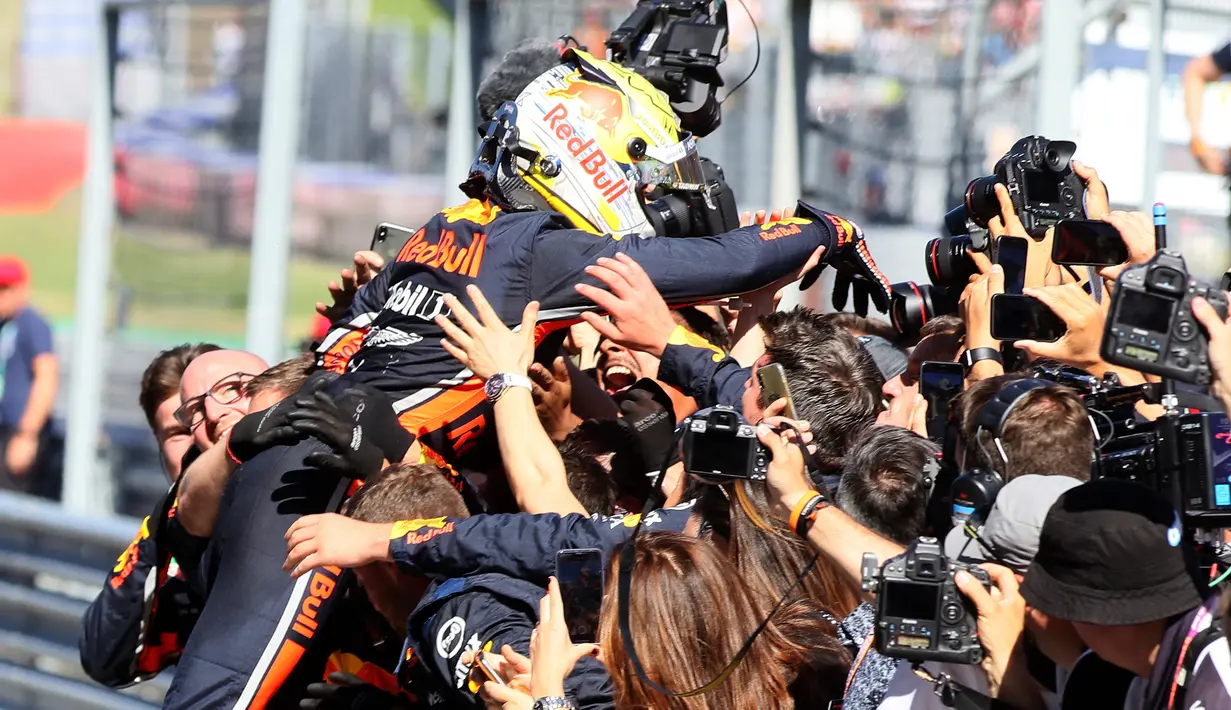 Pebalap Red Bull, Max Verstappen merayakan kemenangan F1 GP Austria bersama timnya di Red Bull Ring, Spielberg, Minggu (30/6/2019). Max Verstappen menggeser Sebastian Vettel dari peringkat ketiga klasemen F1. (AP Photo/Ronald Zak)