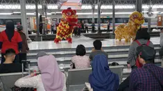 Atraksi barongsai menghibur penumpang di Stasiun Tawang, Semarang, Jawa Tengah, Sabtu (25/1/2020). Atraksi barongsai dari Putra Mataram menghibur para pengguna jasa kereta api dalam memeriahkan perayaan Tahun Baru Imlek 2571. (Liputan6.com/Gholib)
