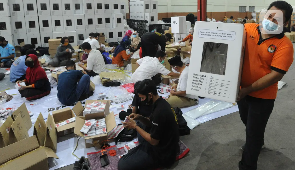 Pekerja menyortir surat suara di Gudang Logistik KPU, Depok, Senin (23/11/2020). Komisi Pemilihan Umum (KPU) Kota Depok telah menerima sebanyak 1.262.051 surat suara yang dicetak untuk Pilkada 2020 sesuai jumlah daftar pemilih tetap (dpt) ditambah 2,5 persen cadangan. (merdeka.com/Arie Basuki)