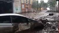 Sebuah mobil rusak berat akibat banjir bandang material lumpur menerjang wilayah Bumiaji, Kota Batu (Capture Video)