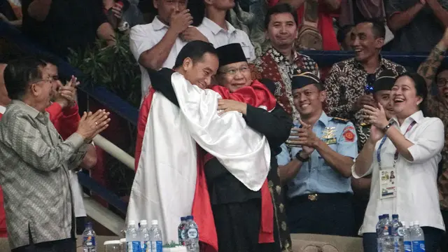 Potret Jokowi - Prabowo Peluk Atlet Silat Peraih Emas Asian Games 2018