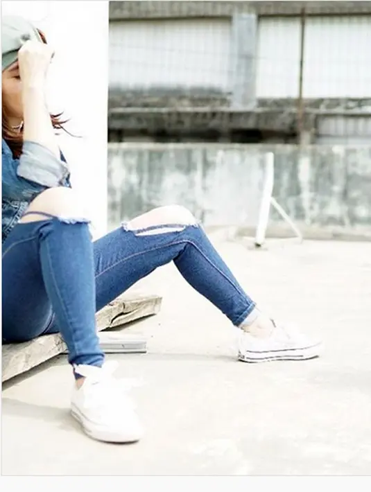 "Aku digugat cerai ke pengadilan di Semarang sama suami. Tanggal 8 November 2017 sudah panggilan kedua. Tapi aku enggak akan datang, karena memang mau mengurusi kasus utang ini," kata Angela Lee. (Instagram/angelalee87)