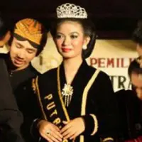 Kedua orang tua Gibran Rakabuming, Jokowi dan Iriana, mengalungkan gelar Putri Solo pada Selvi Ananda (via Instagram/Gibran Rakabuming)