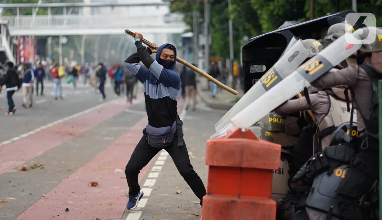 Pengunjuk rasa terlibat bentrok dengan polisi di Jalan Medan Merdeka Timur, Jakarta, Kamis (8/10/2020). Bentrokan terjadi akibat massa yang memaksa masuk ke depan Istana Negara untuk berunjuk rasa terkait penolakan UU Cipta Kerja. Liputan6.com/Immanuel Antonius)