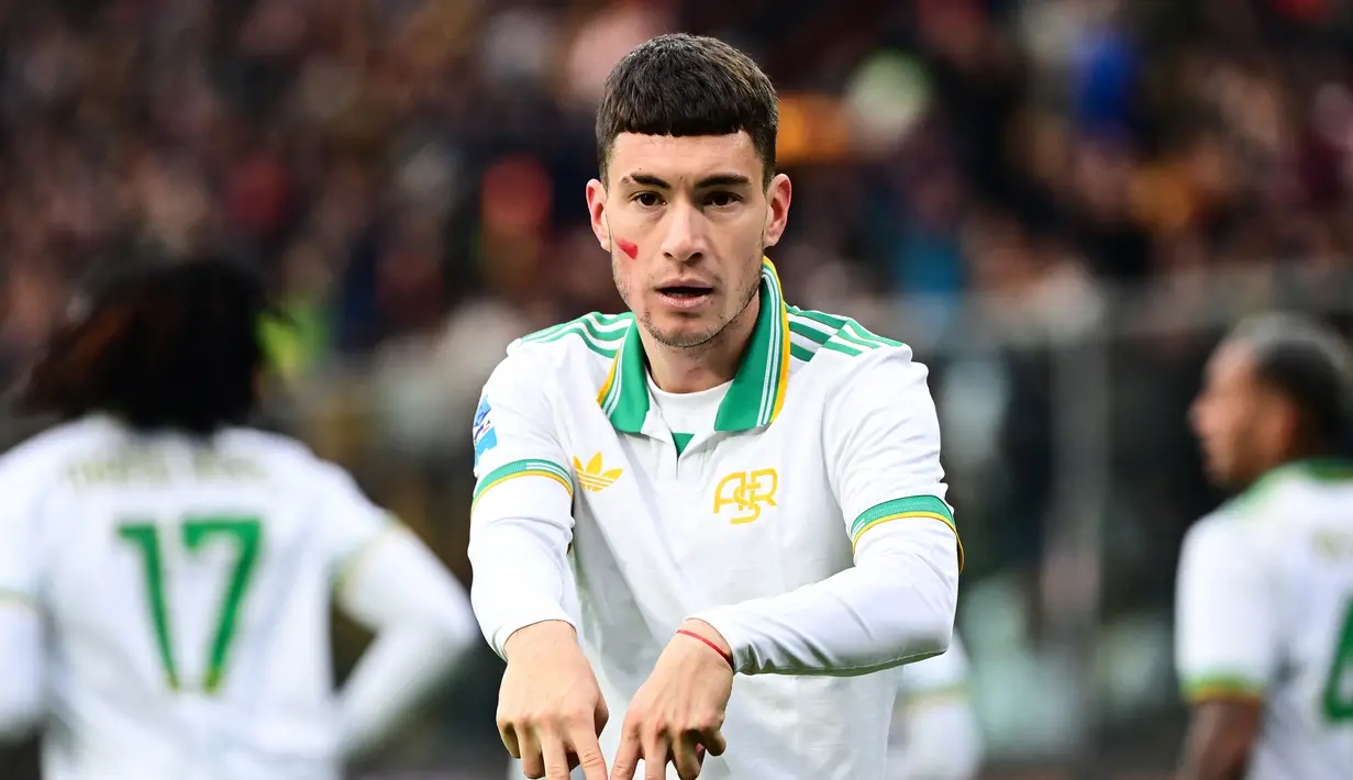 Gawang Cremonese yang dikawal kiper Timnas Indonesia, Emil Audero tiga kali dibobol oleh pemain Roma, masing-masing Matias Soule, Evan Ferguson, dan Wesley Franca. Hasil ini membuat Roma kini mengoleksi poin 27 dan berhak menduduki posisi puncak klasemen. Sementara itu, Cremonese menempati peringkat 12 dengan poin 14. (AFP/Piero Cruciatti)