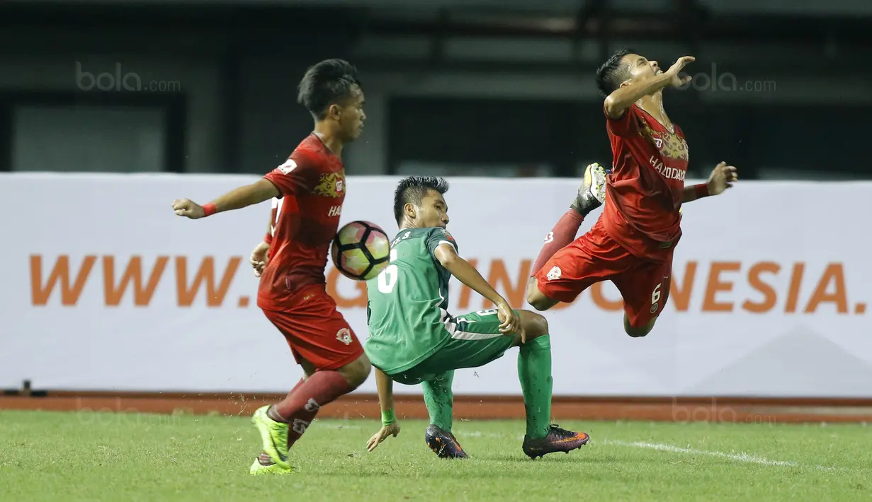 Bek Kalteng Putra FC, Bhudiar Riza, terjatuh usai dilanggar gelandang PSMS Medan, Gusti Sandria,  pada laga Liga 2 Indonesia di Stadion Patriot, Bekasi, Kamis, (9/11/2017). PSMS Medan menang 2-1 atas Kalteng Putra FC. (Bola.com/M Iqbal Ichsan)