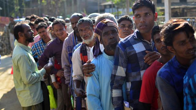 Penduduk Assam di India yang mengantre untuk memeriksakan namanya di National Register of Citizens (NRC), Desa Gumi, Distrik Kamrup. Mereka yang namanya tak tercantum dalam daftar terancam dideportasi (Kulendu Kalita/AP PHOTO via The Guardian)