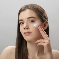 Kenali beberapa manfaat hybrid sunscreen yang bikin kulit tambah sehat. (foto: jcomp/freepik)