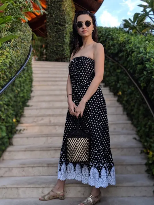 “Ya Tuhan hidupku kan juga seperti itu. Aku hanya perlu santai, karena aku selalu buru-buru ke sini, ke sana, telepon orang-orang bikin drama yang nggak penting. Aku hanya perlu pelan-pelan saja, itulah pesan-Nya," sambung Raline. (Instagram/ralineshah)