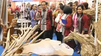 Presiden Joko Widodo bersama ibu negara Iriana meninjau pameran Trade Expo 2017 di ICE BSD, Tangerang Selatan, Rabu (11/10). Pameran Trade Expo Indonesia (TEI) ke-32 tersebut  berlangsung dari 11-15 Oktober 2017. (Liputan6.com/Angga Yuniar)