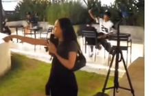 Cewek ini Pinjam Mikrofon saat Live Music, Dikira Mau Nyanyi Ternyata Tagih Utang 'Nongkrong Elit Ekonomi Sulit