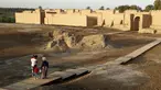 Orang-orang mengunjungi situs arkeologi Babilonia, Irak, Minggu (21/3/2021). Komite Warisan Dunia UNESCO telah menetapkan kota kuno Babilonia di Mesopotamia sebagai Situs Warisan Dunia. (AP Photo/Hadi Mizban)