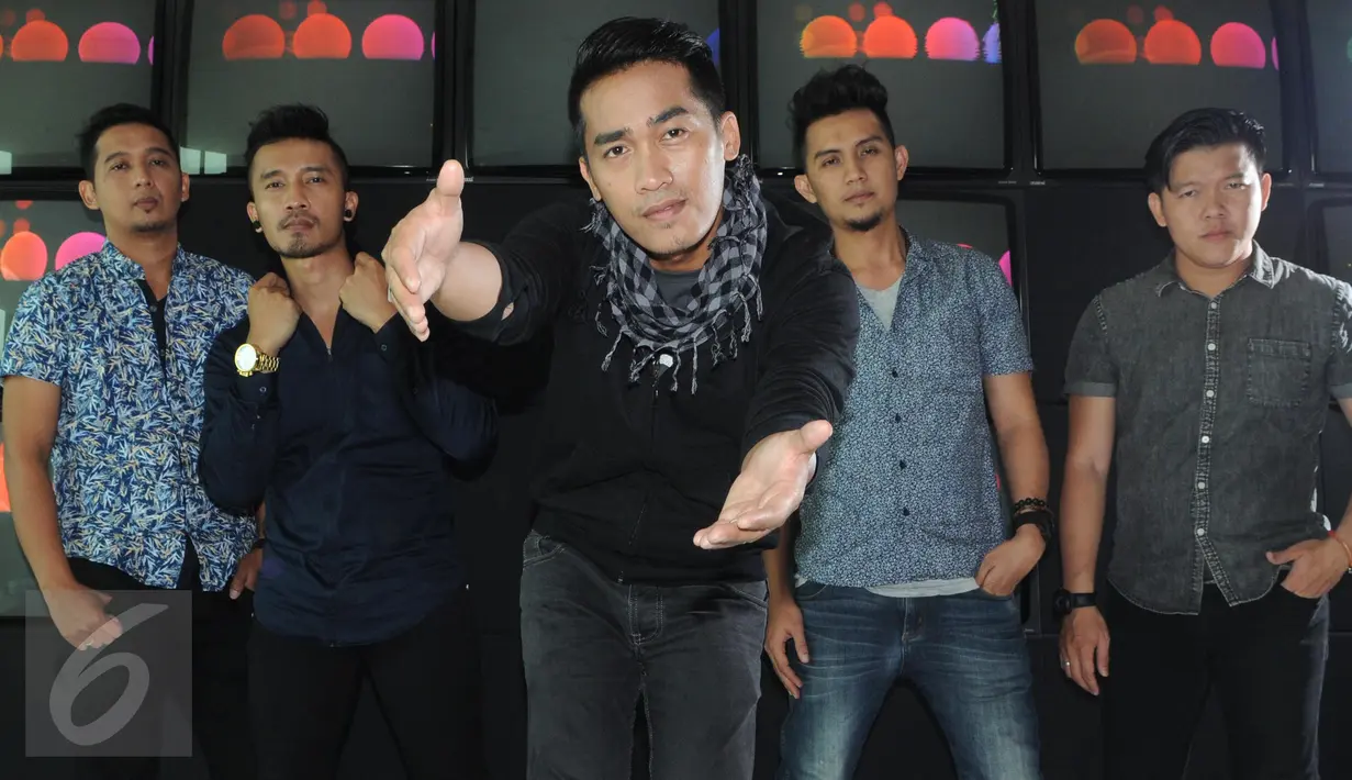 Gaya grup band Hijau Daun saat mengikuti sesi pemotretan di Liputan6.com, Jakarta, Kamis (7/1/2016). Hijau Daun akan merilis 4 buah single terbaru di Indonesia, Malaysia dan Singapura (Liputan6.com/Helmi Afandi)