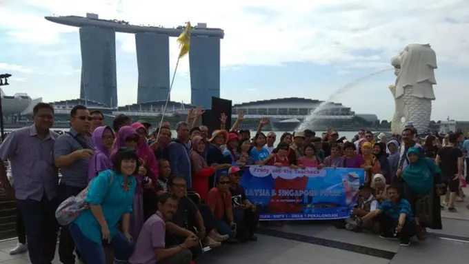 Sukses Jadi Pengusaha, Pria Ini Ajak Guru SD-SMAnya ke Malaysia