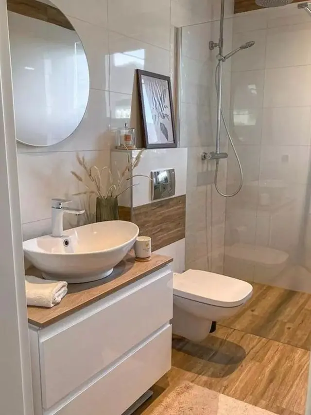 Kamar Mandi dengan Shower dan Dekorasi Kayu