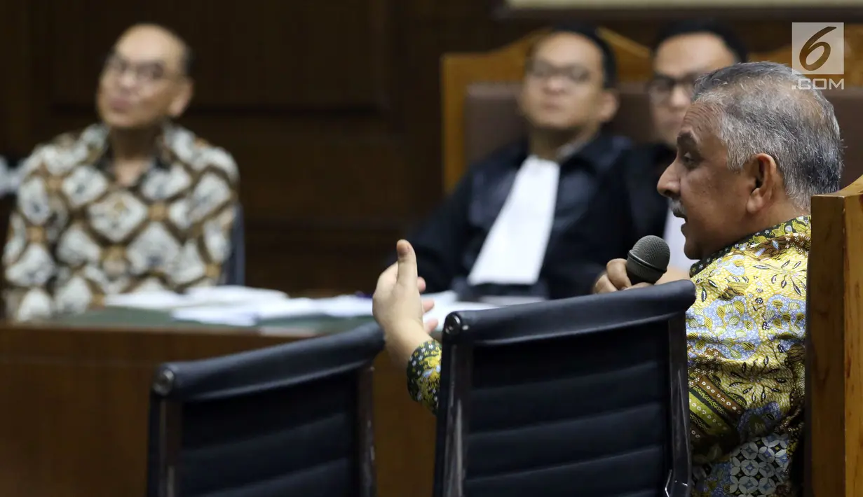 Dirut PT PLN (Persero), Sofyan Basir saat memberikan kesaksian untuk terdakwa kasus suap pembangunan PLTU Riau-1, Johannes Budisutrisno Kotjo pada sidang lanjutan di Pengadilan Tipikor, Jakarta, Kamis (25/10). (Liputan6.com/Helmi Fithriansyah)