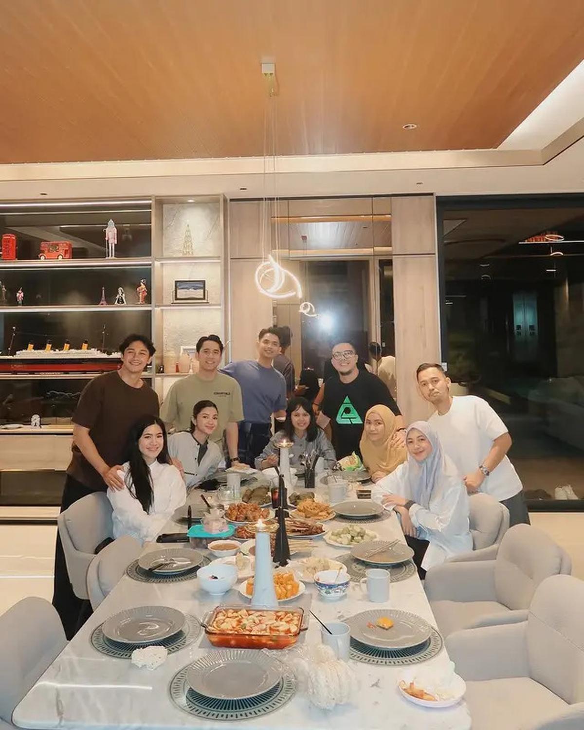 6 Potret Felicya Angelista Bukber Bareng Teman Muslim, Saling Menghargai Perbedaan