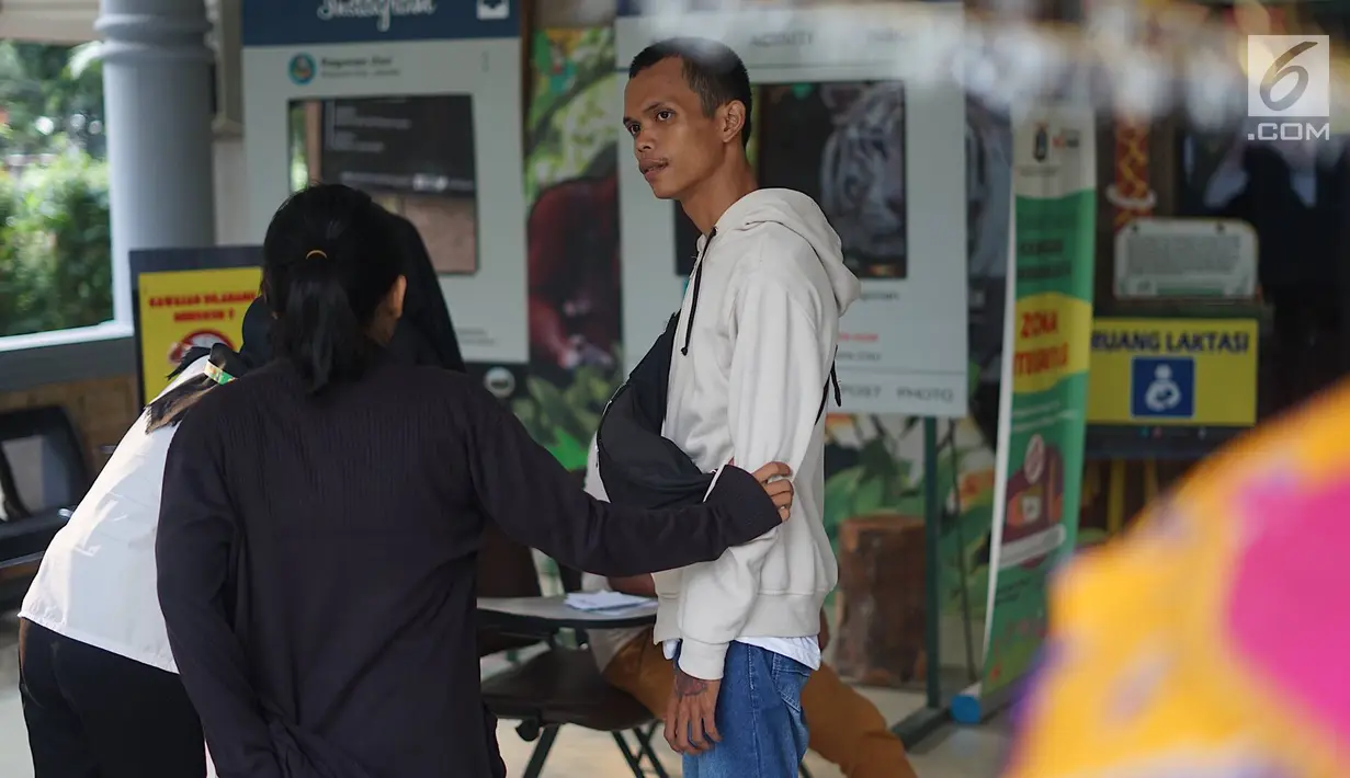 Seorang pria mendatangi pusat informasi di Taman Margasatwa Ragunan, Jakarta, Kamis (6/6/2019). Kurangnya pengawasan serta mawas diri, membuat banyak pengunjung yang memadati pusat informasi untuk mencari anggota keluarga serta barang berharga. (Liputan6.com/Immanuel Antonius)