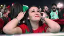 Fans cantik Portugal terlihat mengis bahagia saat timnya menang atas Wales pada semi-final Piala Eropa 2016 di Fans Zone Champ de Mars,  Paris, Kamis  (7/7/2016) dini hari WIB. (AFP/Geofroy Van Der Hasselt)