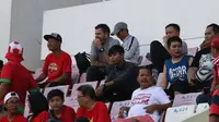 Pelatih Timnas Indonesia senior, Simon McMenemy, terlihat menyaksikan laga Timnas Indonesia U-22 vs Malaysia di Piala AFF U-22 2019 di Olympic Stadium, Phnom Penh, Rabu (20/2/2019). (Bola.com/Zulfirdaus Harahap)