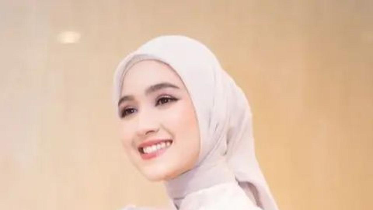 Aksen manik-manik pada kebaya menambah kesan elegan dalam penampilannya, ditambah lagi dengan riasan merona yang membuat Cut Syifa terlihat memukau.