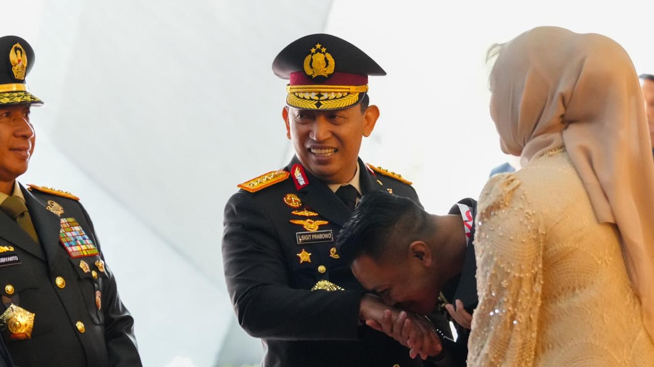 Ajudan Kapolri temani istrinya saat dilantik jadi anggota DPD