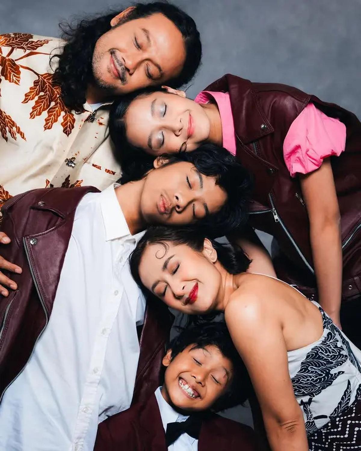 Gaya Unik Foto Keluarga Dwi Sasono dan Widi Mulia, Tampil Hangat dalam Sentuhan Wastra