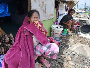 Warga Bongkaran Tanah Abang memanfaatkan puing-puing untuk membuat 'rumah darurat', Kawasan Bongkaran, Tanah Abang, Jakarta, Rabu (21/1/2015). (Liputan6.com/Miftahul Hayat)