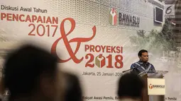 Suasana saat Ketua Bawaslu Abhan memberi sambutan dalam diskusi awal tahun di Jakarta, Kamis (25/1). Acara dihadiri juga oleh Ketua KPU Arief Budiman, Ketua DKPP Harjono, serta perwakilan MA, dan TNI serta Polri. (Liputan6.com/Faizal Fanani)