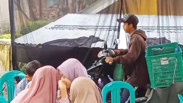 Pengantin di Lebakbarang, Jawa Tengah membuat pelaminan di atas jalanan agar tak menggangu orang lewat. (Dok: IG @miraclemotret)