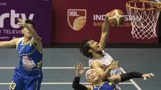 Pebasket M88 Aspac, Fidyan Dini, berusaha memasukan bola saat melawan Satria Muda Pertamina pada laga IBL Musim 2016 di Hall A Senayan, Jakarta, Sabtu (9/1/2016). Satria Muda Pertamina berhasil menang 70-61. (Bola.com/Vitalis Yogi Trisna)