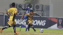 Pemain Mitra Kukar, Defri Rizky  berebut bola dengan pemain Persib, Makan Konate pada leg pertama semi final Piala Presiden di Stadion Aji Imbut, Tenggarong, Minggu (4/10/2015). (Bola.com/Vitalis Yogi Trisna)  