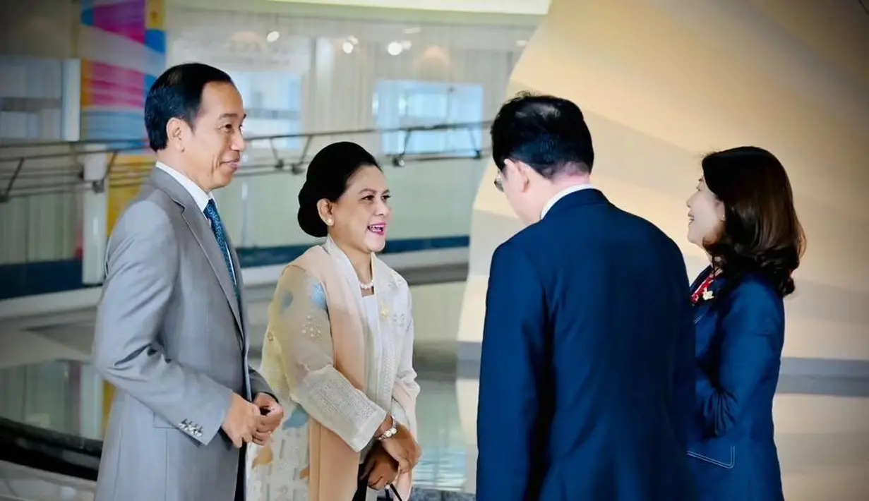 Ibu negara yang tampil cantik saat mendampingi Bapak Presiden di Jepang. Ibu Iriana mengenakan kebaya putih, yang dipadunya dengan selendang berwarna merah muda yang lembut dan kain tenun bernuansa hitam sebagai rok. [Foto: Instagram/jokowi]