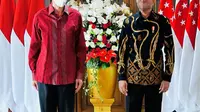 Presiden Joko Widodo (kanan) berfoto dengan PM Singapura Lee Hsien Loong di The Sanchaya Resort Bintan, Kabupaten Bintan, Provinsi Kepulauan Riau, Selasa (25/1/2022). Kehadiran PM Lee di Bintan ini untuk menghadiri Leaders’ Retreat Indonesia-Singapura. (Laily Rachev/Biro Pers Setpres)
