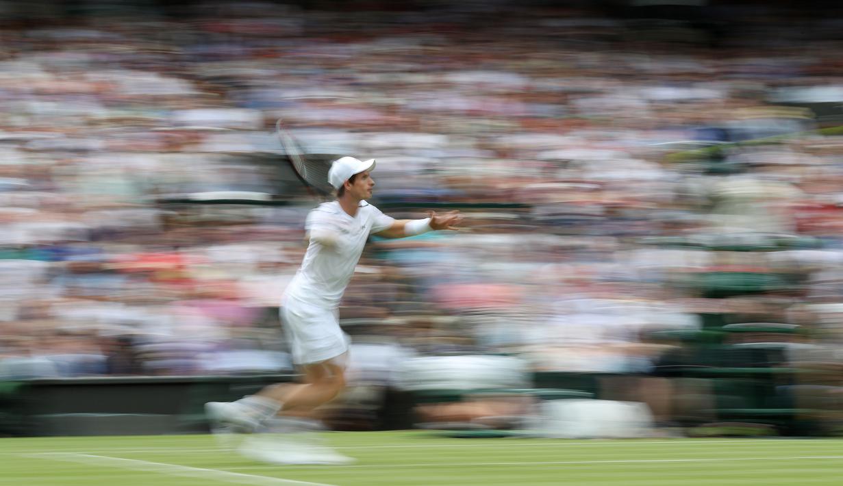 Petenis Inggris Raya, Andy Murray saat mengembaikan bola ke arah lawannya dari Kazakhstan, Alexander Bublik pada babak pertama Wimbledon 2017 di The All England Lawn Tennis Club, Wimbledon, London, (3/7/2017). AFP/Adrian Dennis)