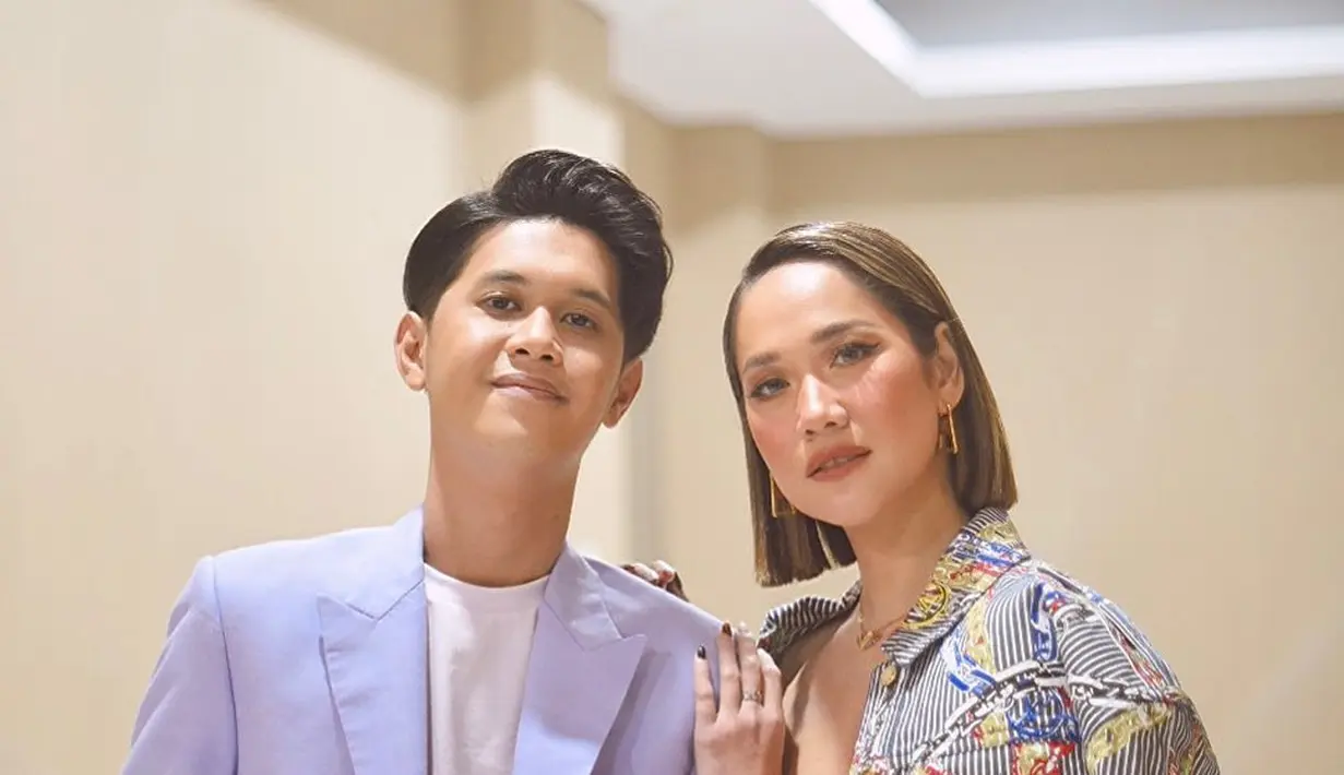 Bermain dengan pattern yang seru juga bisa menjadi cara untuk tampil lebih muda dan segar. (Foto: Instagram @bclsinclair)