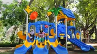 Taman di Surabaya kembali ditutup untuk bermain. (Dian Kurniawan/Liputan6.com)