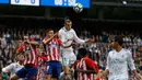 Pemain depan Real Madrid Gareth Bale berebut bola dengan pemain Atletico Madrid saat pertandingan La Liga Spanyol di stadion Santiago Bernabeu di Madrid (8/4). Real Madrid harus puas ditahan imbang 1-1 oleh Atletico Madrid. (AP Photo / Francisco Seco)