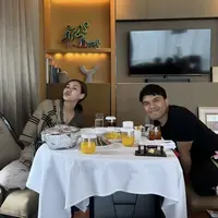 Azizah Salsha pun memotret pasutri baru ini. Tampak Aaliyah mengenakan cardigan coklat dipadukan celana putihnya. Thariq pun tampil dengan t shirt hitamnya. [@azizahsalsha_]