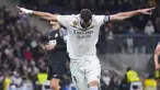 Penyerang Real Madrid, Karim Benzema berselebrasi seteleh mencetak gol ke gawang Elche selama pertandingan lanjutan La Liga Spanyol di stadion Santiago Bernabeu di Madrid, Spanyol, Kamis (16/2/2023). Benzema mencetak dua gol lewat titik penalti di laga ini sekaligus mengantar Madrid menang telak atas Elche dengan skor 4-0. (AP Photo/Manu Fernandez)