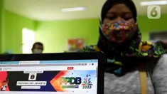 Petugas menyampaikan penjelasan kepada orangtua calon peserta didik terkait Penerimaan Peserta Didik Baru (PPDB) di Posko Pelayanan PPDB 2023 di SMA Negeri 70 Jakarta, Kamis (25/5/2023). Pemerintah Provinsi DKI Jakarta telah membuka Posko Pelayanan PPDB 2023 mulai dari jenjang Sekolah Dasar (SD) hingga Sekolah Menengah Atas (SMA). (Liputan6.com/Herman Zakharia)