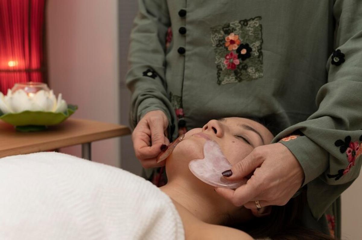 pijat wajah dengan gua sha