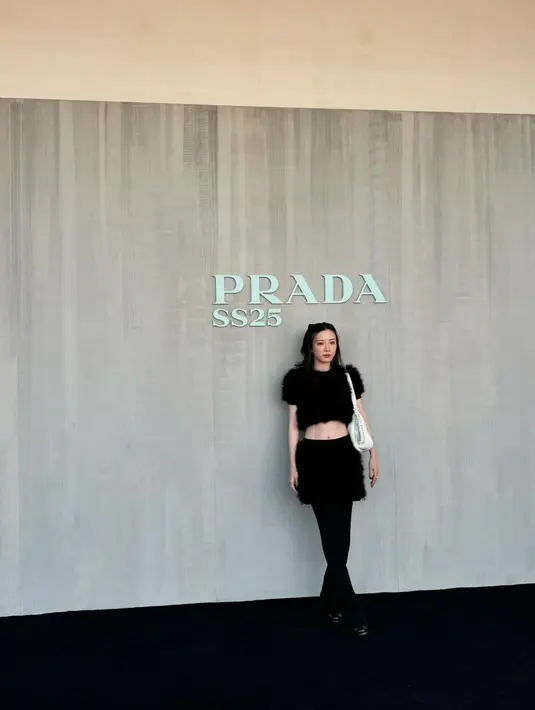 Aktris Jepang Mei Nagano juga terlihat menghadiri Prada SS25 Show mengenakan setelan berbulu serba hitam. [@mei_nagano0924officia].