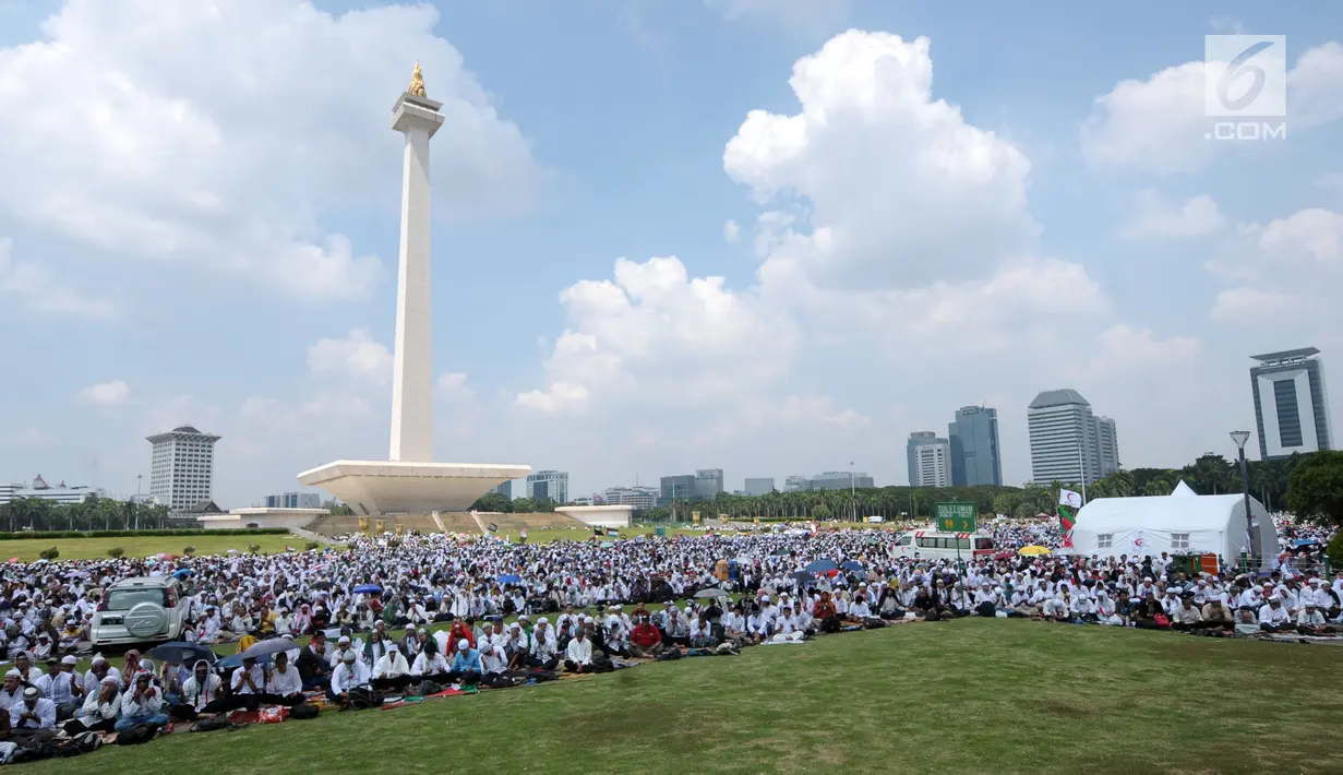 Ribuan umat muslim bersiap melaksanakan salat Jumat saat aksi di Lapangan Monumen Nasional, Jakarta, Jumat (11/5). Aksi ini untuk menyoroti konflik Palestina dan Israel pada perebutan bangunan suci atau Baitul Maqdis. (Liputan6.com/Helmi Fithriansyah)