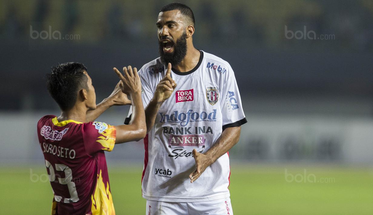 Striker Bali United, Sylvano Comvalius, berdebat dengan gelandang Bhayangkara FC, Wahyu Subo Seto, pada laga Liga 1 Indonesia di Stadion Patriot, Bekasi, Jumat (29/9/2017). Bhayangkara menang 3-2 atas Bali. (Bola.com/Vitalis Yogi Trisna)