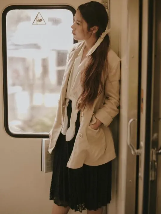 Baik saat tampil di atas panggung maupun di luar aktivitas menyanyi, Nadin kerap tampil anggun dalam balutan busana bersiluet vintage, menonjolkan kesan klasik yang manis dan tak lekang oleh waktu.  (Instagram/cakecaine).