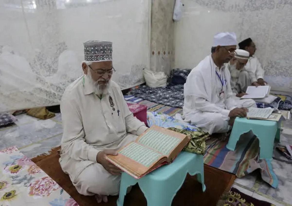Bolehkah I'tikaf Dilakukan di Luar Masjid? Jawaban Ustadz Adi Hidayat